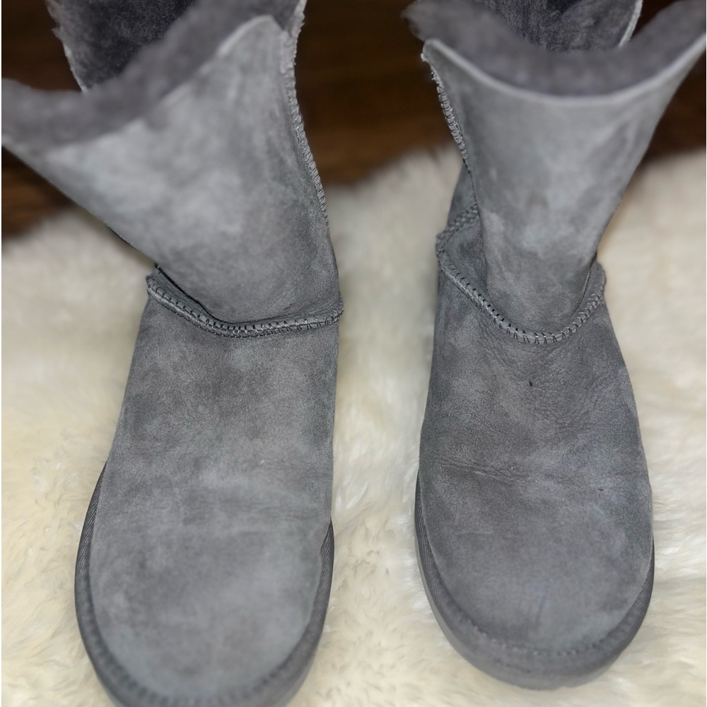 Authentic bailey button uggs - Picture 3 of 3